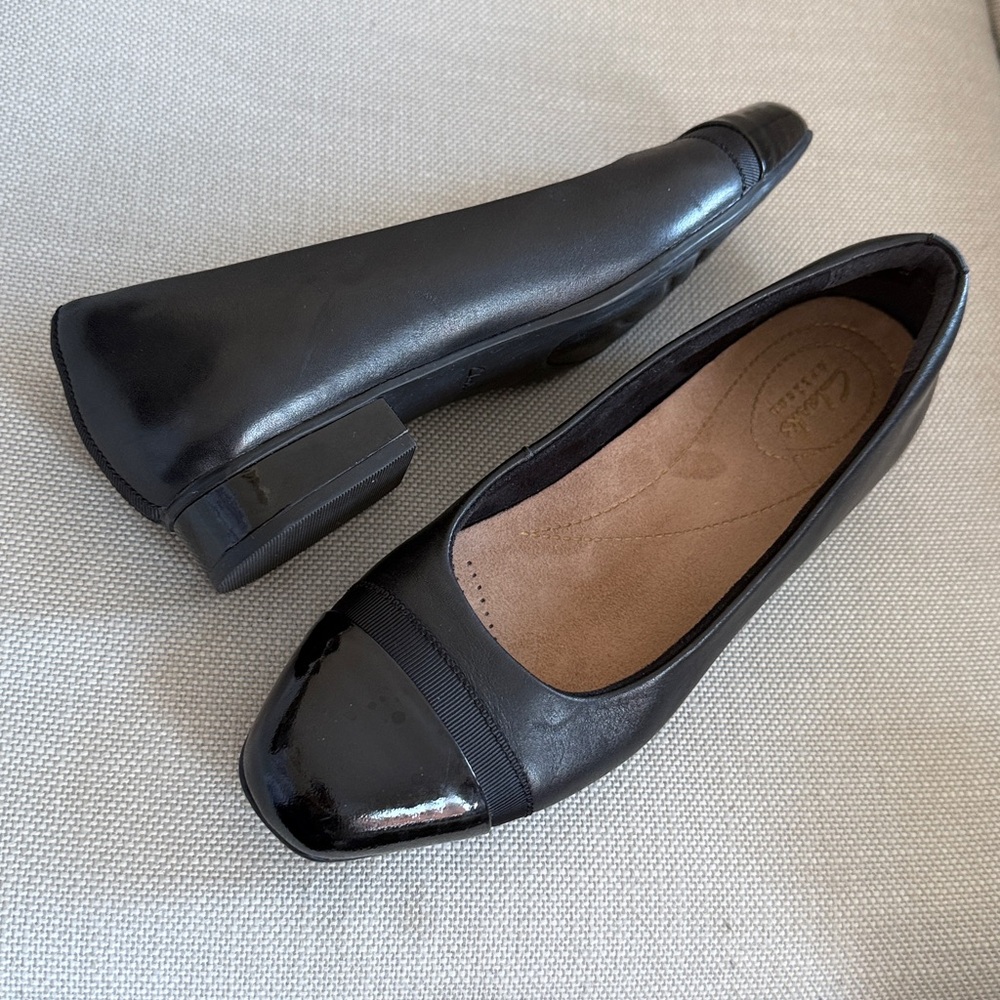 CLASSIC Cap Toe Patent & Black Leather Juliet Ballet Flat CLARKS US 8 M Like New